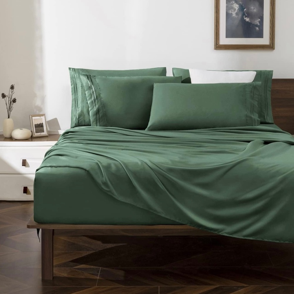 Forest green premium twin bedding - NEVER USED NWT